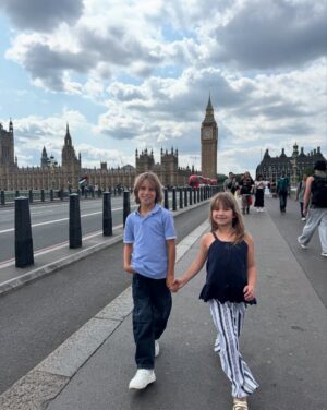 Greidys Gil Instagram - Hola hola familia desde el otro lado del Mundo! 🇬🇧 Unos días en Londres y seguimos para una aventura que nos tiene bien emocionados, ya les contaré! 🥰 Por cierto, tenemos lindos recuerdos en esta ciudad, vean la último foto que aunque estamos igualitos 🤣 ya han caído varios aguaceros. 😜🤩