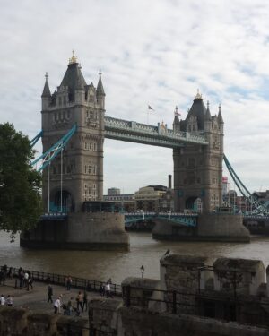 Greidys Gil Instagram - Hola hola familia desde el otro lado del Mundo! 🇬🇧 Unos días en Londres y seguimos para una aventura que nos tiene bien emocionados, ya les contaré! 🥰 Por cierto, tenemos lindos recuerdos en esta ciudad, vean la último foto que aunque estamos igualitos 🤣 ya han caído varios aguaceros. 😜🤩