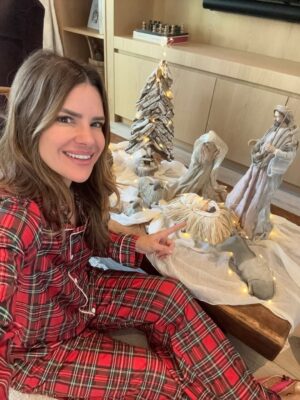 Greidys Gil Instagram - La Navidad es estar juntos, compartir risas, abrazos , apreciar la felicidad de nuestros hijos en los momentos sencillos que se quedan para siempre! Que haya amor, paz en nuestro hogar y que el corazón siempre reboce de gratitud. Feliz Navidad de parte de nuestra familia!!! 🎄🙏🏻❤️
.
.
.
#navidadenfamilia #gratitude #amor #merrychristmas #FelizNavidad #family