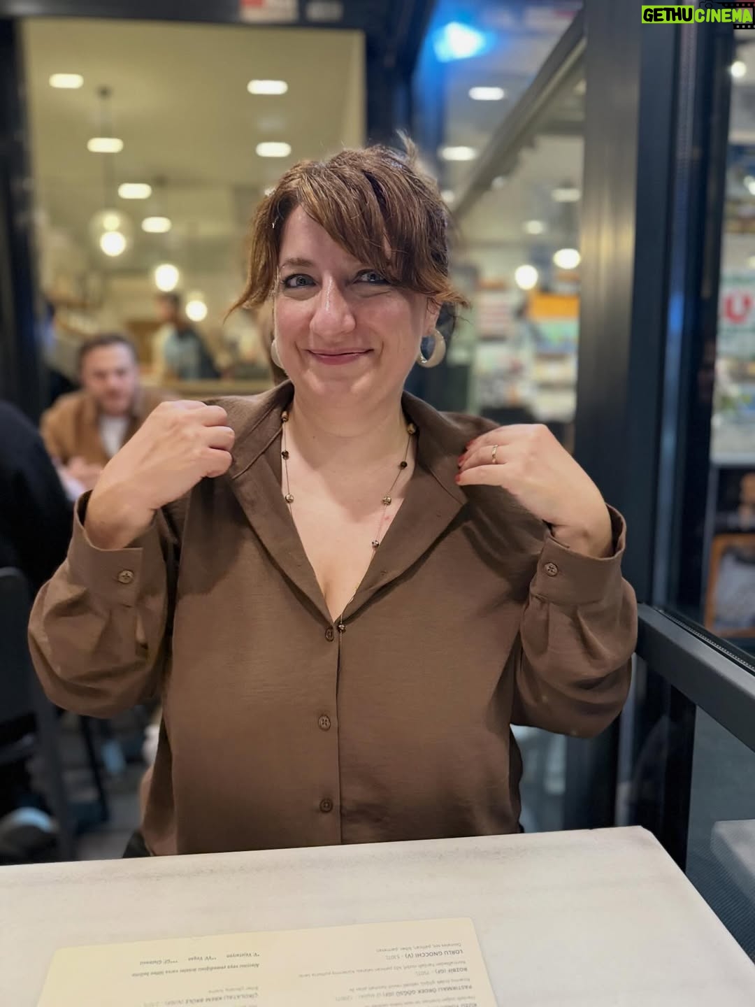 Gülçin Kültür Şahin - 2.1K Likes - Vize fotoğrafımdaki yeni gelin saçım inşallah en az 3 yıl getirir 🙏🤲🤞