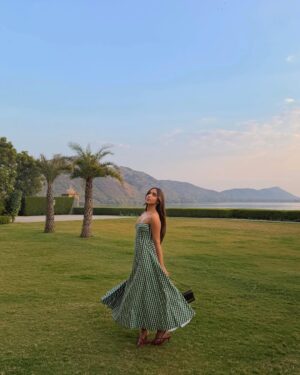 Gurleen Dahelay Instagram - a gingham affair💚
lunching at the Trellis Room @rafflesudaipur lakeshore and we were served with immaculate food and views altogether✨🦢
wearing: @truffle_india