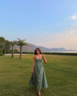 Gurleen Dahelay Instagram - a gingham affair💚
lunching at the Trellis Room @rafflesudaipur lakeshore and we were served with immaculate food and views altogether✨🦢
wearing: @truffle_india