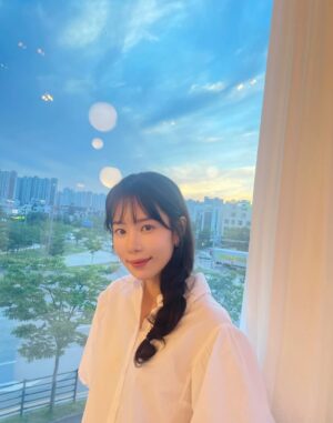 Ha Da-in Instagram - 🌕🥹 덕분에 감사한 #HBD 🎂️💌📕️♥️
