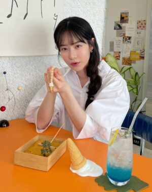 Ha Da-in Instagram - 🌕🥹 덕분에 감사한 #HBD 🎂️💌📕️♥️