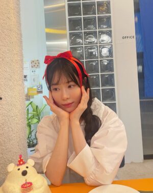 Ha Da-in Instagram - 🌕🥹 덕분에 감사한 #HBD 🎂️💌📕️♥️
