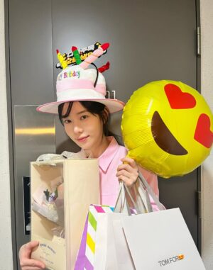 Ha Da-in Instagram - 🌕🥹 덕분에 감사한 #HBD 🎂️💌📕️♥️