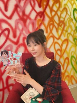 Ha Da-in Instagram - 🎁 💌 🙏🏻 __🪿☀️🧧 
 😊