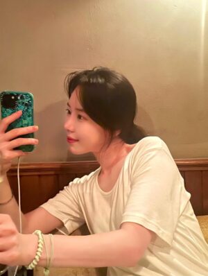 Ha Da-in Instagram - 🥂🍧여름에, 따듯한 날들🍰🐸♥️