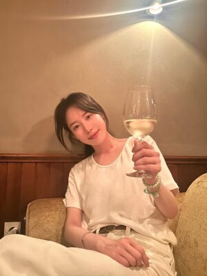 Ha Da-in Instagram - 🥂🍧여름에, 따듯한 날들🍰🐸♥️