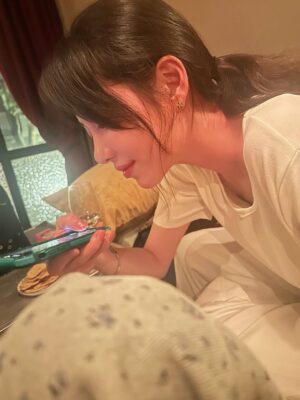Ha Da-in Instagram - 🥂🍧여름에, 따듯한 날들🍰🐸♥️