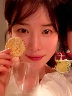 Ha Da-in Instagram - 🥂🍧여름에, 따듯한 날들🍰🐸♥️