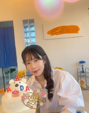 Ha Da-in Instagram - 🌕🥹 덕분에 감사한 #HBD 🎂️💌📕️♥️