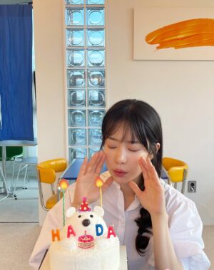 Ha Da-in Instagram - 🌕🥹 덕분에 감사한 #HBD 🎂️💌📕️♥️