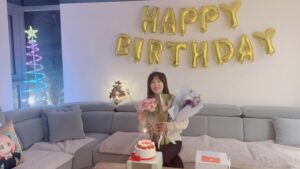 Ha Hee-ra Instagram - 하루종일 촬영하고.. 
지친몸으로 집에 돌아왔지만…

깜짝파티해준…사랑하는 가족… 
감사와 기쁨으로 
마무리하는 날입니다…!
감사합니다!!!