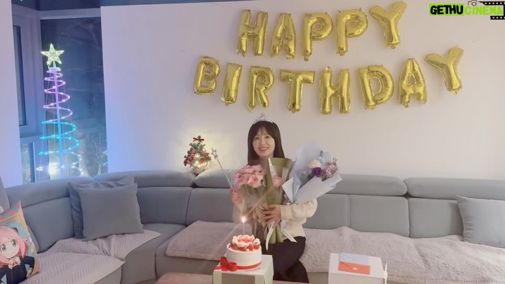 Ha Hee-ra - 5.2K Likes - 하루종일 촬영하고.. 
지친몸으로 집에 돌아왔지만…

깜짝파티해준…사랑하는 가족… 
감사와 기쁨으로 
마무리하는 날입니다…!
감사합니다!!!