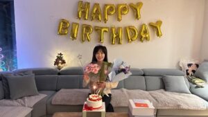 Ha Hee-ra Instagram - 하루종일 촬영하고.. 
지친몸으로 집에 돌아왔지만…

깜짝파티해준…사랑하는 가족… 
감사와 기쁨으로 
마무리하는 날입니다…!
감사합니다!!!