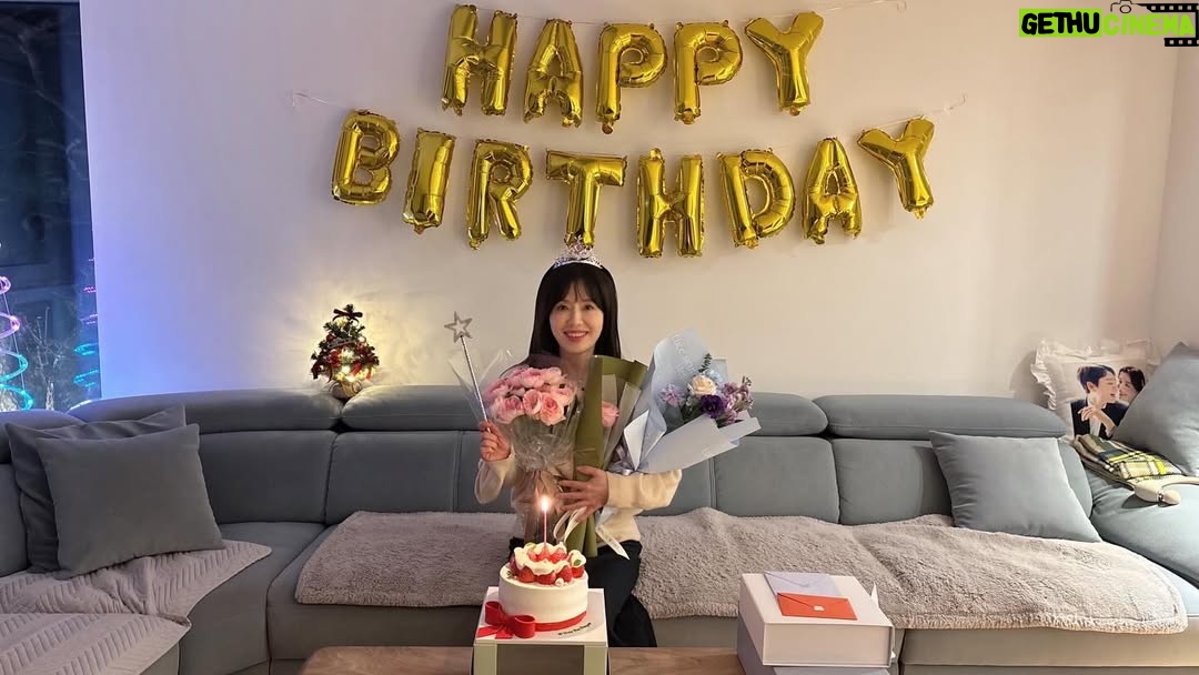 Ha Hee-ra - 5.2K Likes - 하루종일 촬영하고.. 
지친몸으로 집에 돌아왔지만…

깜짝파티해준…사랑하는 가족… 
감사와 기쁨으로 
마무리하는 날입니다…!
감사합니다!!!