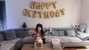 Ha Hee-ra Instagram - 하루종일 촬영하고.. 
지친몸으로 집에 돌아왔지만…

깜짝파티해준…사랑하는 가족… 
감사와 기쁨으로 
마무리하는 날입니다…!
감사합니다!!!