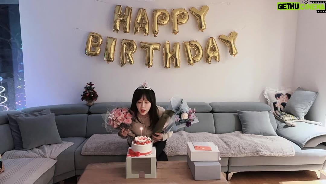 Ha Hee-ra - 5.2K Likes - 하루종일 촬영하고.. 
지친몸으로 집에 돌아왔지만…

깜짝파티해준…사랑하는 가족… 
감사와 기쁨으로 
마무리하는 날입니다…!
감사합니다!!!