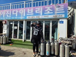 Ha Jae-sook Instagram - 2013년 장우랑 승재랑 너무 행복했었지..
우리 듀공보러 꼭 가자!!듀공 그 녀석 우리랑 정말 똑같더라🦭🦭🦭

오늘 방송보면서...
우리남편은 세상에서 엉덩이가 제일 가벼운 남자 맞아요👍
"엉가남"이라니ㅋㅋㅋㅋㅋ
그리고 나자신 이놈아!!입수하는 거 보고... 자숙해야할듯..ㅋㅋ
아무리 배가 흔들렸어도..이건아니지.다이빙다시 배워올께요😭
당분간 다이빙은 "엉가남"에게 배우세요...@ayajin__dive
우리 "듀공날다" 식구들..못난 강사를 용서해요..악
#고성댁#나혼자산다#아야진다이브리조트