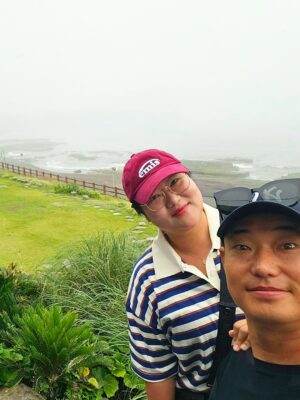 Ha Jae-sook Instagram - 제주 #고성댁

1.2.3. 기우뚱🐽(한창 귀여운척 할 나이)
4.신나게 웃고 떠들었던 첫 식사장소(깜짝이벤트대박🐍🐍🐍)
5. 망치가 어울리는 테토녀
6. 10년도 훌쩍 지난 사진을 기억하고 찍자해줘서 고마웡🫰