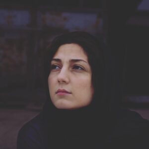 Hadis Miramini Instagram - فیلم سینمایی «این یک رویاست» به کارگردانی محمود غفارى.

به گزارش خبرنگار سینمایی ایسنا، این فیلم که حضور بین‌المللی موفقی داشته درباره رویا دختر دانشجویی است که ناخواسته وارد بحران زندگی یک زوج می‌شود.

حدیث میرامینی ، الهام کردا ، حمید ابراهیمی ، مهران رجبی ، بهرنگ علوی ، مهدی پورموسی ، زهرا ایمانی و شوکا کریمی بازیگران این فیلم هستند.

سایر عوامل «این یک رویاست» عبارتند از: نویسندگان: محمود غفاری - سعید فرهادی، فیلمبردار: اشکان اشکانی، صداگذار: بهمن اردلان، مجری طرح: مهدی پورموسی، دستیار کارگردان : وحید حاجیلویی.

از جوایز و حضورهای بین‌المللی این فیلم می توان به کاندیدای بهترین فیلم فستیوال سه قاره نانت فرانسه، برنده جایزه استعداد درخشان از فستیوال فرایبورگ سوییس، برنده جایزه ویژه هیئت داوران فستیوال لومه برزیل، کاندیدای بهترین فیلم فستیوال آسیا کانکشن فرانسه و فستیوال رباط مراکش، تقدیر شده از سوی کنفدراسیون حقوق بشری نروژ و نمایش آموزشی در مدارس نروژ، نمایش دانشجویی در دانشگاه سوربن فرانسه و ucla آمریکا و اکران بین المللی در سینماهای کشور سوییس و فرانسه اشاره کرد.

البته اين فيلم  در ايران توقيف شد .