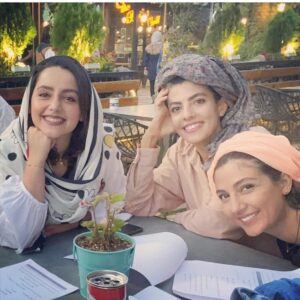 Hadis Miramini Instagram - در روزگار ناخوشى
درمان روزگارم شديد
هر روز
هر روز
با خنده هايى بلند
با لحظه هايى صاف
كه مرا به بى نهايت شهادت داد
به بى نهايتى كه به مچ دست هايم دوخته شد 
به يادگار دوست

♾♾♾♾♾♾♾

نوالم ❤️نازنینم❤️چه زیبا نوشتین
دلم واسه تک تک لحظه هایِ نابى كه با هم داشتيم پر ميكشه💌💌
@bayati__nazanin 
@navalsharifi