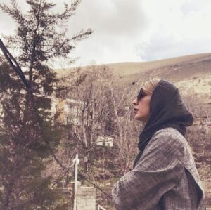 Hadis Miramini Instagram - زندگی به ما آموخته که عشق در نگاه خیره به یکدیگر نیست، بلکه در یک سو نگریستن است. 
دوسنت اگزوپرى 📷 @mojtabarajabi💑🏡