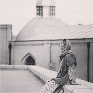 Hadis Miramini Instagram - تصميمت را بگير 
خودت باش
خودِ واقعى ات
مهم نيست كه موردِ پسند باشى
مهم نيست كه چند نفر تأييدت ميكنن
مهم نيست كه به طبع همه شيرين باشى
مهم اين است كه خودت باشى هرگونه كه هستى

خودت را تعريف نكن ،توضيح نده،دستشان را نبند،بگذار هر كه هر چه دوست دارد برداشت كند
آنها آزادند،تو خودت را درياب