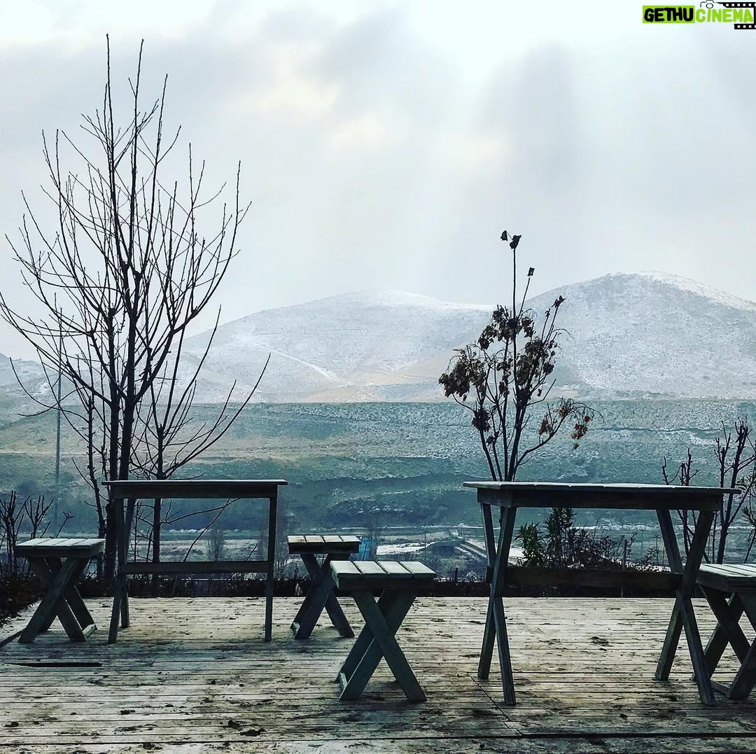 Hadis Miramini - 15.2K Likes - زندگى جريانى گذرا و موقتيه

با لبخند و مهر سپرى كنيم خوشم ميگذره☺️✌🏻

شايد همه حس كنيم در حال حاضر سخت ترين شرايط اقتصادى ،اجتماعى ،روحى و داريم ميگذرونيم و خوش بودن يه جور بى غيرتى محسوب شه
ولى واسه باز كردن گره و حل ماجرا هم اول بايد حالمون خوب باشه تا بتونيم درست ببينيم و تصميم بگيريم

لواسان دى ماه ٩٩