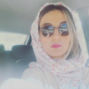 Hadis Miramini Instagram - خور نور درخشاند پس نور برافشاند

…..نه به اين ژستِ جدى و نه به عكسِ ✌🏻دستم تو عينكم كه انقدر براى گرفتنِ عكس به زحمت افتاده🤪🤣