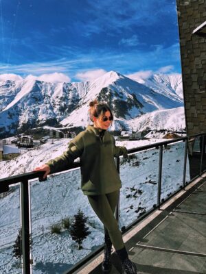 Hagar ElSarrag Instagram - @yawza.eg winter retreat ❄️🫶🏼✨ 

Felt so warm wearing @yawza.eg’s winter collection on this magical trip 🩵