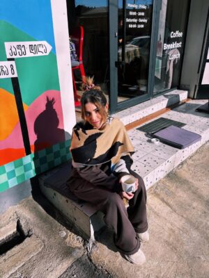 Hagar ElSarrag Instagram - @yawza.eg winter retreat ❄️🫶🏼✨ 

Felt so warm wearing @yawza.eg’s winter collection on this magical trip 🩵
