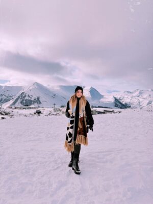 Hagar ElSarrag Instagram - @yawza.eg winter retreat ❄️🫶🏼✨ 

Felt so warm wearing @yawza.eg’s winter collection on this magical trip 🩵