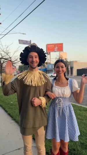 Haley Pullos Instagram - Movie-accurate reenactment 🫧👠✨ #wicked #wickedforgood #glinda #wizardofoz