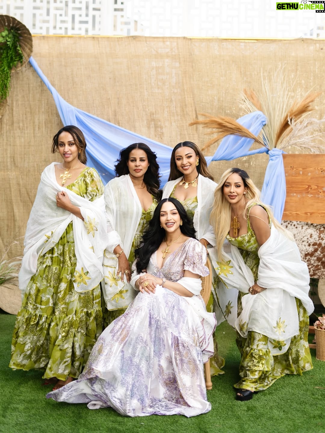 Hanan Tarq - 36.1K Likes - 12 days celebration 🫕
.
.
👗 @chiffon_by_mesi_ 
📸 @bk_photography_et 
🤌 @yona.weddings