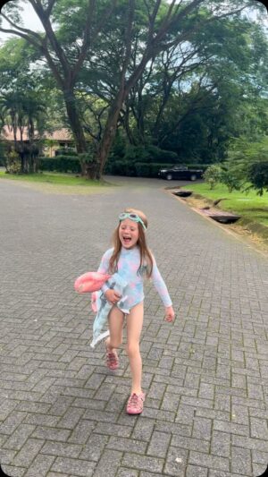 Hannah Spearritt Instagram - On a winters day… in 25 degrees 🤪💗 Off to the volcanic hot springs and mud baths! 🌋 😊
