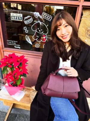 Haruka Tateishi Instagram - いつも愛用してるブランド

@polene_paris さまの新しい鞄がクローゼットに仲間入りしました💼❤️

アースカラーの服が多いので、いろんなコーディネートで活躍してくれそうです😳🧣

ブランド　polane
Mokki 
color ダークチェリー🍒

そういえば撮影で少し前に前髪も切りました✨
お知らせできるのも楽しみ🎄✨

早いもので今年もあと少しですねぇ🥲
体調気をつけて過ごしましょうね🤧！

今日も良い1日を✨

#polène #PR thank you💓