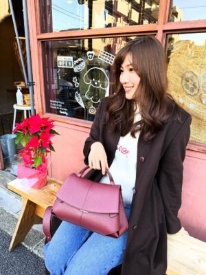 Haruka Tateishi Instagram - いつも愛用してるブランド

@polene_paris さまの新しい鞄がクローゼットに仲間入りしました💼❤️

アースカラーの服が多いので、いろんなコーディネートで活躍してくれそうです😳🧣

ブランド　polane
Mokki 
color ダークチェリー🍒

そういえば撮影で少し前に前髪も切りました✨
お知らせできるのも楽しみ🎄✨

早いもので今年もあと少しですねぇ🥲
体調気をつけて過ごしましょうね🤧！

今日も良い1日を✨

#polène #PR thank you💓