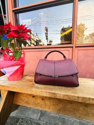 Haruka Tateishi Instagram - いつも愛用してるブランド

@polene_paris さまの新しい鞄がクローゼットに仲間入りしました💼❤️

アースカラーの服が多いので、いろんなコーディネートで活躍してくれそうです😳🧣

ブランド　polane
Mokki 
color ダークチェリー🍒

そういえば撮影で少し前に前髪も切りました✨
お知らせできるのも楽しみ🎄✨

早いもので今年もあと少しですねぇ🥲
体調気をつけて過ごしましょうね🤧！

今日も良い1日を✨

#polène #PR thank you💓