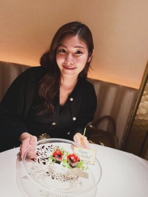 Haruka Tateishi Instagram - 支えてくださる方々のおかげで、またひとつ歳を重ねました☺️

自信のなかった自分から少しずつ心から自信を持てる時間が増えてきたように思います🎗️

ここ数年でキャリアとして明確にやりきりたい目標もできて、今年は初心に立ち返って、泥臭く努力することを頑張って行きたいと思います✨

いつもたくさんの応援ありがとうございます🎀

いくつになっても努力と感謝をし続けられる、人間でいれるように毎日過ごしたいと思います。

今日は私にとって一区切りの1日ですが、みなさまにとっても、いい一年となりますように💛🧡

末長くこれからもよろしくお願いいたします(^^)✨立石晴香