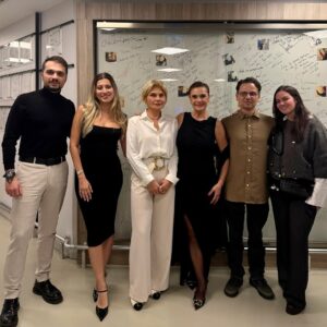 Hatice Aslan Instagram - @nulookofficial çalışanlarının bende hayranlık uyandıran organizasyonlarıyla Soyut dışa vurumcu bir dostluğun anatomisi veyahut Yanyana filmimizin galasını yaptık.Setten gösterim sürecine kadar geçen sürede @nulookofficial @autonomy.tv  @mertbaykal olmak üzere Tamer ve Simin’in ışığında tüm set çalışanlarına sağladıkları konfor ve emek için teşekkür ederim.
Galaya hazırlanmamda yanımda olan @serminekinci @personamenajerlik meleklerim @melisaydemiir @engininan @basakgunesberk ‘e ,
makyajda doğal ürünler kullanmayı hedef alan ,naif dokunuşlarıyla şahane bir iş çıkaran @rukiye_yildirim_official ‘a ,yine aynı doğal dokunuşları seven ,güleryüzlü  @atakangelisli ‘ye ,takı krizini anında çözen @melisaydemiir şahanesin ;) @beegoddessjewellery tereddütsüz o zarif mücevherleri bana ulaştırmanız cömertlik örneği bir davranış. @huseyinmurattas bu kadar kısa sürede çektiğiniz fotoğraflar şahane .Çok teşekkür ederim Ve
@ayten.aslandanisman’a  @beymen ‘in koşulsuz imkanlarını sunduğu için çoook teşekkür ederim. 
Biz film çekerken,seyrederken çok eğlendik .İnşallah sizde mutlu olursunuz.İyi seyirler .Sinema salonları dolsun taşsın inşallah.Tabii imkanınız varsa bir “I MAX”sinema salonunda seyrediniz lütfen.