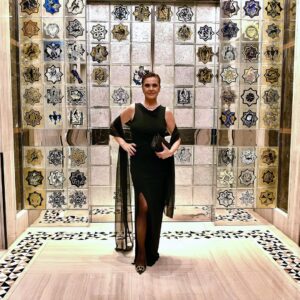 Hatice Aslan Instagram - @nulookofficial çalışanlarının bende hayranlık uyandıran organizasyonlarıyla Soyut dışa vurumcu bir dostluğun anatomisi veyahut Yanyana filmimizin galasını yaptık.Setten gösterim sürecine kadar geçen sürede @nulookofficial @autonomy.tv  @mertbaykal olmak üzere Tamer ve Simin’in ışığında tüm set çalışanlarına sağladıkları konfor ve emek için teşekkür ederim.
Galaya hazırlanmamda yanımda olan @serminekinci @personamenajerlik meleklerim @melisaydemiir @engininan @basakgunesberk ‘e ,
makyajda doğal ürünler kullanmayı hedef alan ,naif dokunuşlarıyla şahane bir iş çıkaran @rukiye_yildirim_official ‘a ,yine aynı doğal dokunuşları seven ,güleryüzlü  @atakangelisli ‘ye ,takı krizini anında çözen @melisaydemiir şahanesin ;) @beegoddessjewellery tereddütsüz o zarif mücevherleri bana ulaştırmanız cömertlik örneği bir davranış. @huseyinmurattas bu kadar kısa sürede çektiğiniz fotoğraflar şahane .Çok teşekkür ederim Ve
@ayten.aslandanisman’a  @beymen ‘in koşulsuz imkanlarını sunduğu için çoook teşekkür ederim. 
Biz film çekerken,seyrederken çok eğlendik .İnşallah sizde mutlu olursunuz.İyi seyirler .Sinema salonları dolsun taşsın inşallah.Tabii imkanınız varsa bir “I MAX”sinema salonunda seyrediniz lütfen.