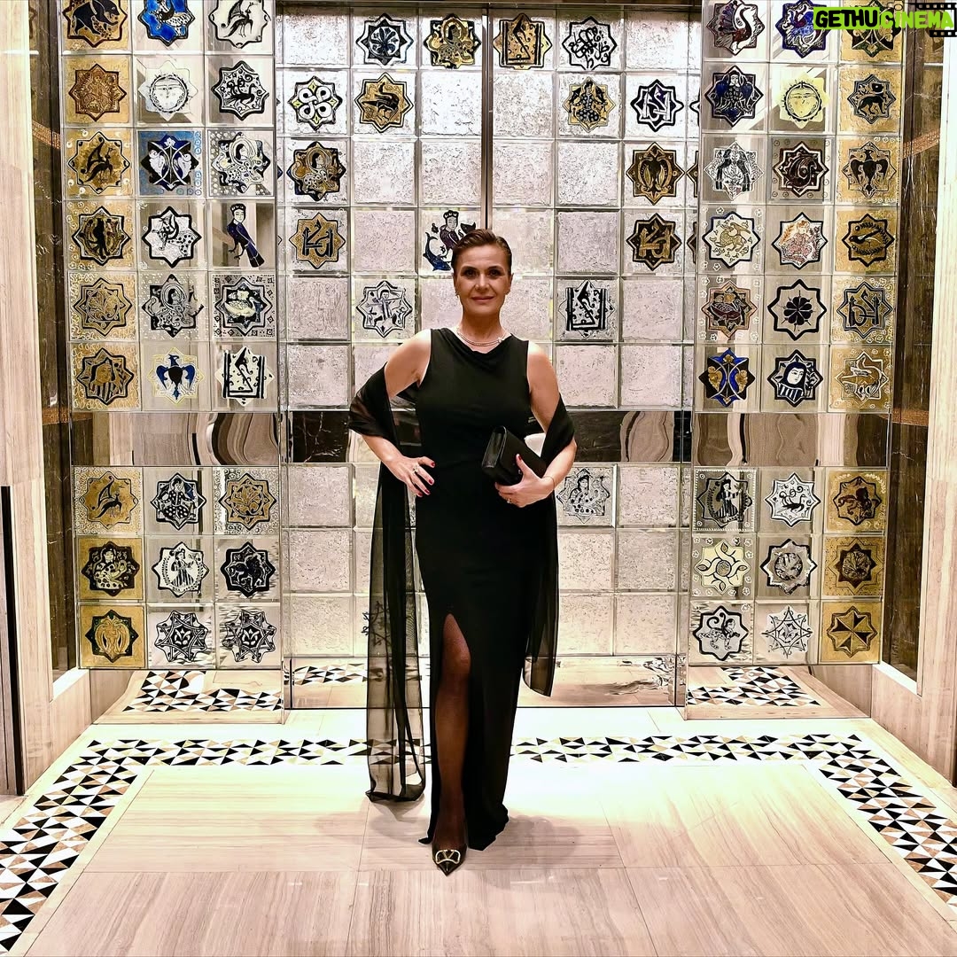 Hatice Aslan - 3.9K Likes - @nulookofficial çalışanlarının bende hayranlık uyandıran organizasyonlarıyla Soyut dışa vurumcu bir dostluğun anatomisi veyahut Yanyana filmimizin galasını yaptık.Setten gösterim sürecine kadar geçen sürede @nulookofficial @autonomy.tv  @mertbaykal olmak üzere Tamer ve Simin’in ışığında tüm set çalışanlarına sağladıkları konfor ve emek için teşekkür ederim.
Galaya hazırlanmamda yanımda olan @serminekinci @personamenajerlik meleklerim @melisaydemiir @engininan @basakgunesberk ‘e ,
makyajda doğal ürünler kullanmayı hedef alan ,naif dokunuşlarıyla şahane bir iş çıkaran @rukiye_yildirim_official ‘a ,yine aynı doğal dokunuşları seven ,güleryüzlü  @atakangelisli ‘ye ,takı krizini anında çözen @melisaydemiir şahanesin ;) @beegoddessjewellery tereddütsüz o zarif mücevherleri bana ulaştırmanız cömertlik örneği bir davranış. @huseyinmurattas bu kadar kısa sürede çektiğiniz fotoğraflar şahane .Çok teşekkür ederim Ve
@ayten.aslandanisman’a  @beymen ‘in koşulsuz imkanlarını sunduğu için çoook teşekkür ederim. 
Biz film çekerken,seyrederken çok eğlendik .İnşallah sizde mutlu olursunuz.İyi seyirler .Sinema salonları dolsun taşsın inşallah.Tabii imkanınız varsa bir “I MAX”sinema salonunda seyrediniz lütfen.