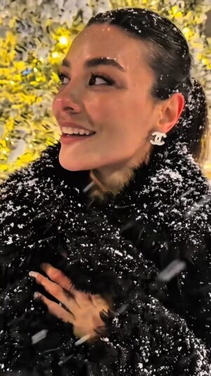 Hazal Filiz Küçükköse Instagram - Kiz neşesiiii 🫂🫠❤️ @elifdemiralpp