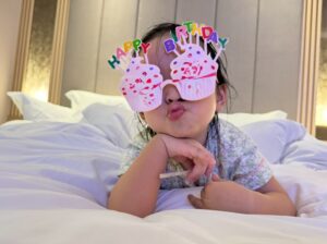 Heaven Hai Instagram - 12月了 
剛滿三歲多幾天的小女孩
堅持自己只有兩歲半 
果然 
女人都怕老🤭

如果真的三歲可以看一生的話
希望妳可以像現在一樣 
幽默搞笑貼心有愛心
雖然耐心仍需要再培養一下😆

希望我們永遠是妳最好的朋友 
能跟我們分享所有的心情