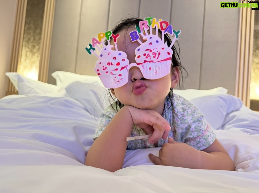 Heaven Hai - 2.5K Likes - 12月了 
剛滿三歲多幾天的小女孩
堅持自己只有兩歲半 
果然 
女人都怕老🤭

如果真的三歲可以看一生的話
希望妳可以像現在一樣 
幽默搞笑貼心有愛心
雖然耐心仍需要再培養一下😆

希望我們永遠是妳最好的朋友 
能跟我們分享所有的心情