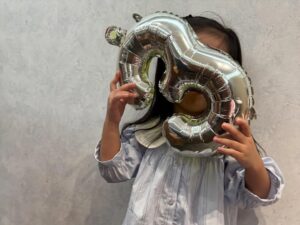 Heaven Hai Instagram - 12月了 
剛滿三歲多幾天的小女孩
堅持自己只有兩歲半 
果然 
女人都怕老🤭

如果真的三歲可以看一生的話
希望妳可以像現在一樣 
幽默搞笑貼心有愛心
雖然耐心仍需要再培養一下😆

希望我們永遠是妳最好的朋友 
能跟我們分享所有的心情