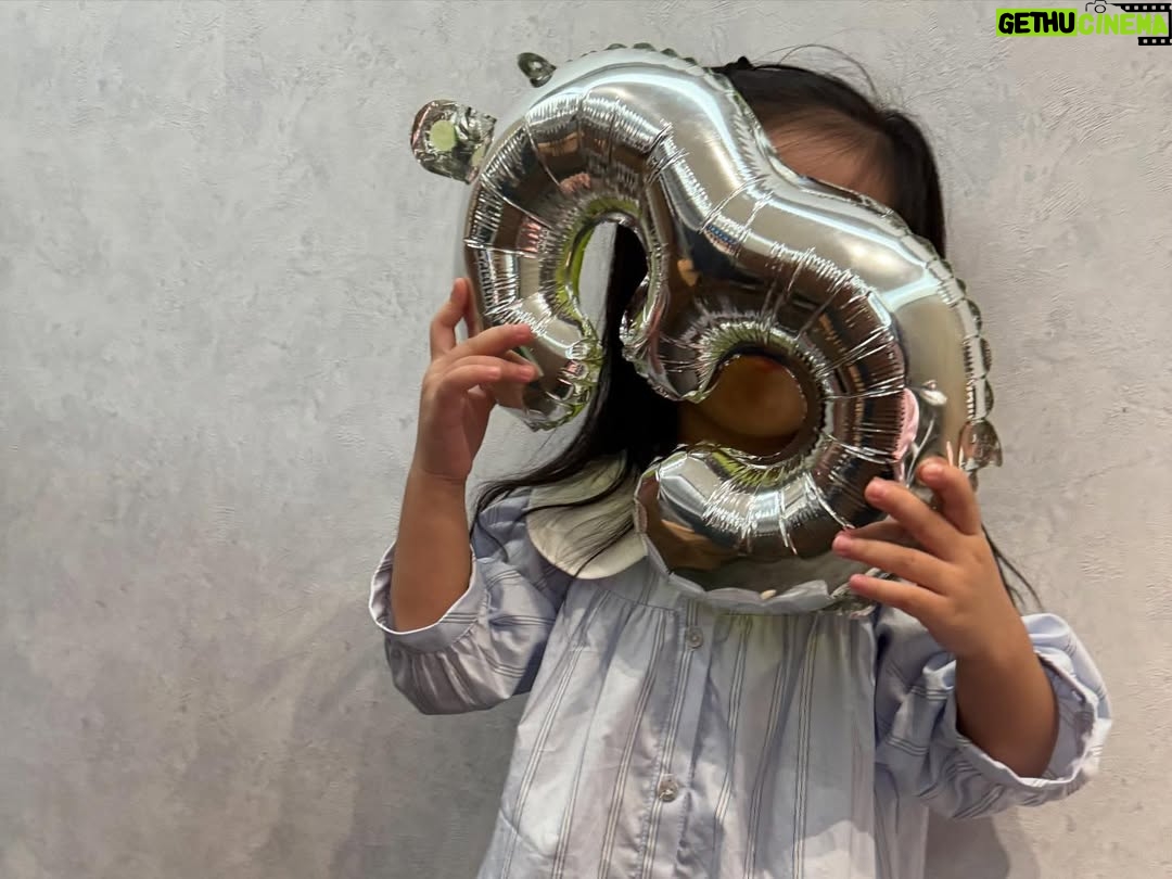 Heaven Hai - 2.5K Likes - 12月了 
剛滿三歲多幾天的小女孩
堅持自己只有兩歲半 
果然 
女人都怕老🤭

如果真的三歲可以看一生的話
希望妳可以像現在一樣 
幽默搞笑貼心有愛心
雖然耐心仍需要再培養一下😆

希望我們永遠是妳最好的朋友 
能跟我們分享所有的心情