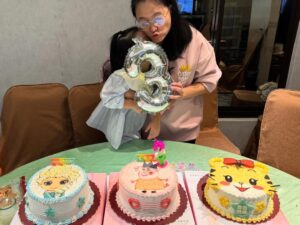 Heaven Hai Instagram - 12月了 
剛滿三歲多幾天的小女孩
堅持自己只有兩歲半 
果然 
女人都怕老🤭

如果真的三歲可以看一生的話
希望妳可以像現在一樣 
幽默搞笑貼心有愛心
雖然耐心仍需要再培養一下😆

希望我們永遠是妳最好的朋友 
能跟我們分享所有的心情